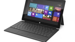 Windows Surface propone il tablet che tramite piedistallo e tastiera magnetica diventa postazione fissa