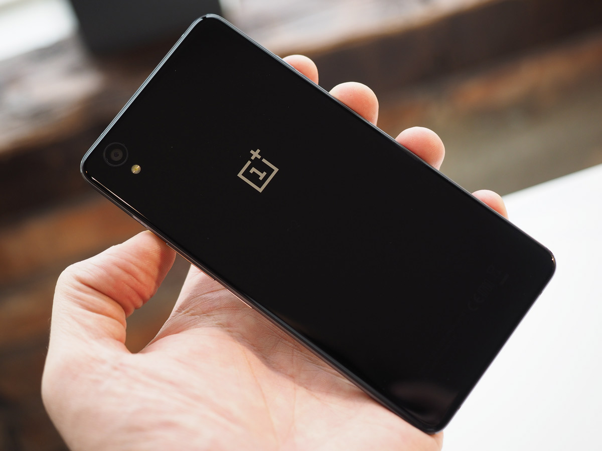 L'OnePlus X è realizzato con materiali di alta qualità sia nella versione Onyx sia nella versione Ceramic