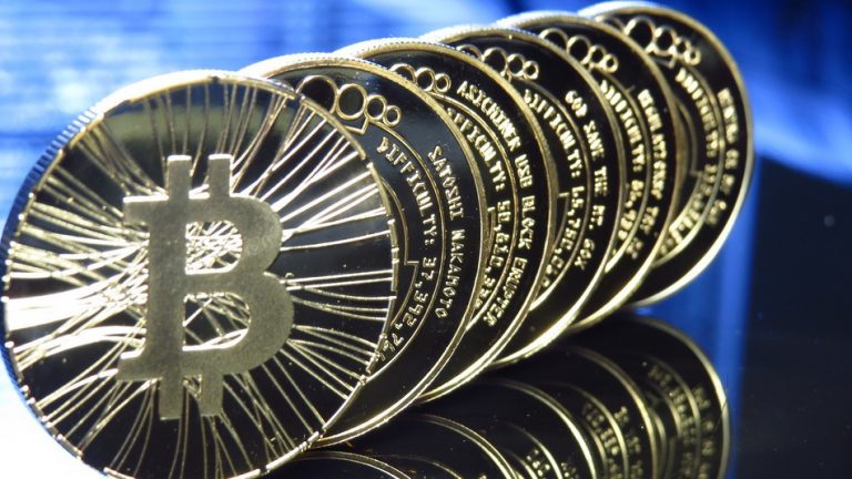 Come si usano i Bitcoin, tra vantaggi e pericoli. Intervista