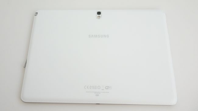 Samsung Galaxy Note 10.1: il retro in simil-pelle garantisce un buon grip.