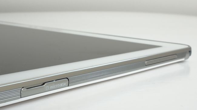 Samsung Galaxy Note 10.1: la posizione degli speaker evita che vengano coperti quando si tiene in mano il tablet.