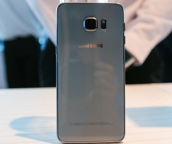 Galaxy S6 Edge+: la fotocamera principale ha una risoluzione massima di 16Megapixel con apertura focale 1.9, flash LED e obiettivo Sony IMX240.