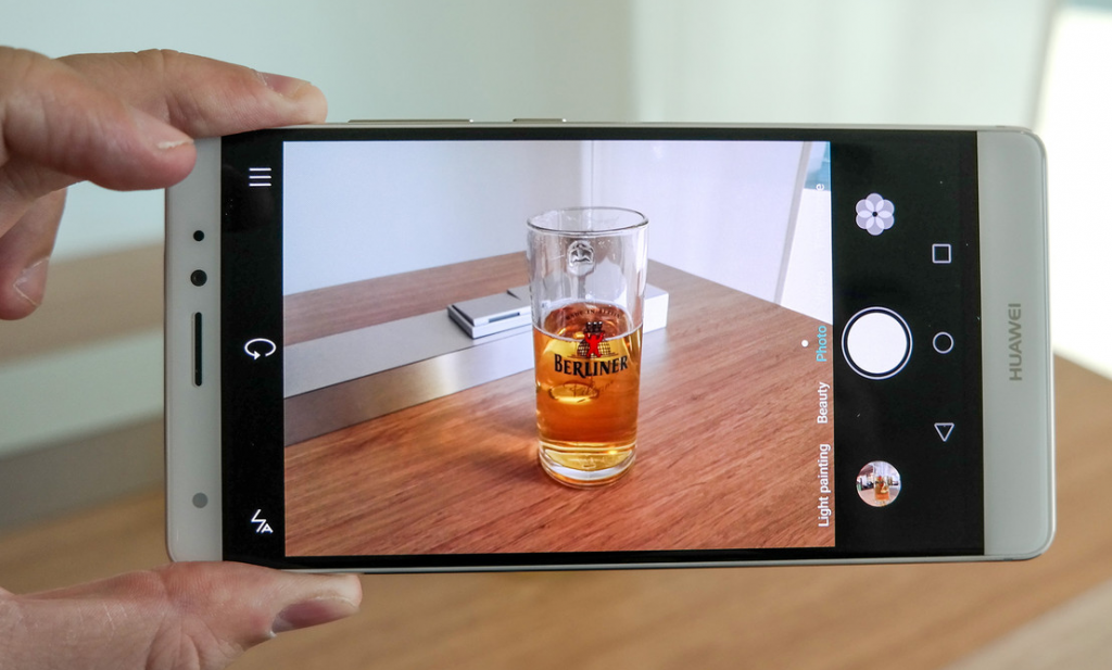 Huawei Mate S. Le caratteristiche delle fotocamere: il Mate S ha una fotocamera posteriore da 13 Megapixel e una anteriore da 8 Megapixel. Il software "Pro" consente di impostare scatti a livello professionale.