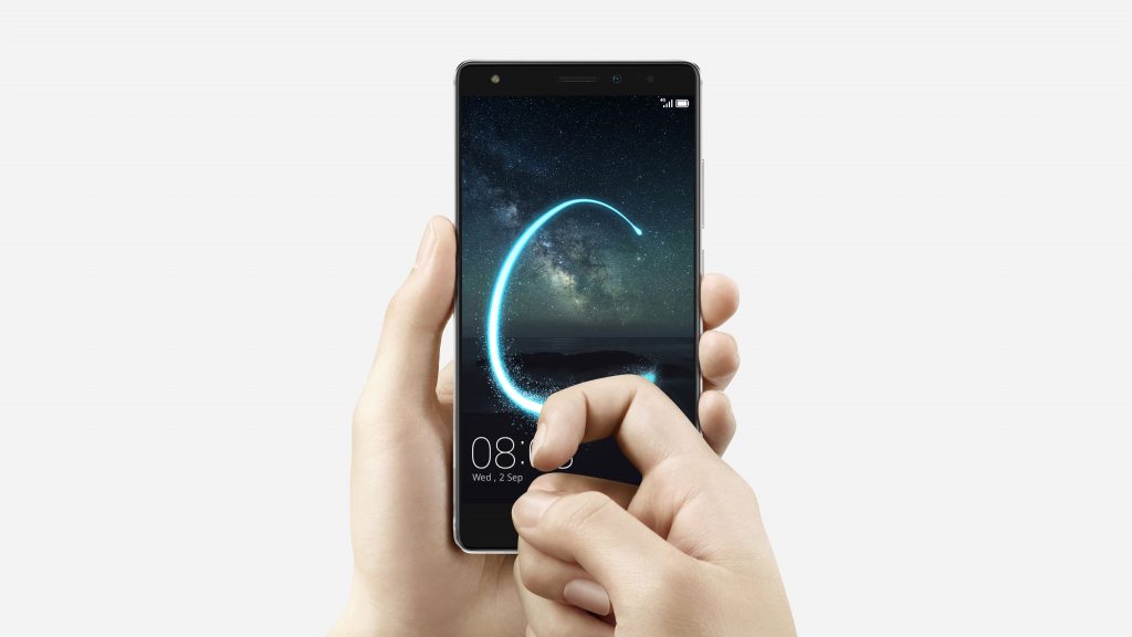 Huawei Mate S. Le caratteristiche tecniche: con il Knuckle Control 2.0 si può interagire sul display usando le nocche. Disegnando una C si avvia, ad esempio, la fotocamera.