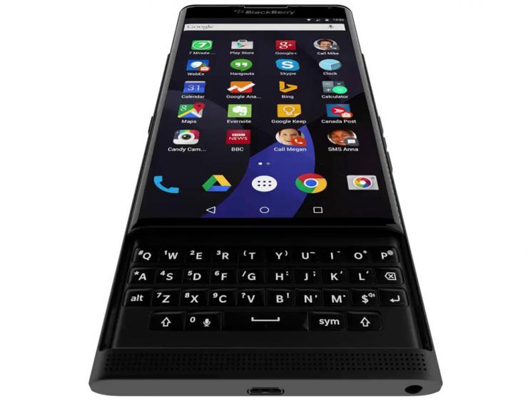 BlackBerry Venice: caratteristiche del design. La principale novità è la tastiera qwerty integrata nella scocca: si estrae solo all'occorrenza.