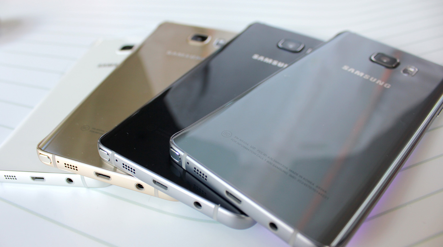 Il Samsung Galaxy Note 5 disponibile in oro, argento, bianco e nero zaffiro