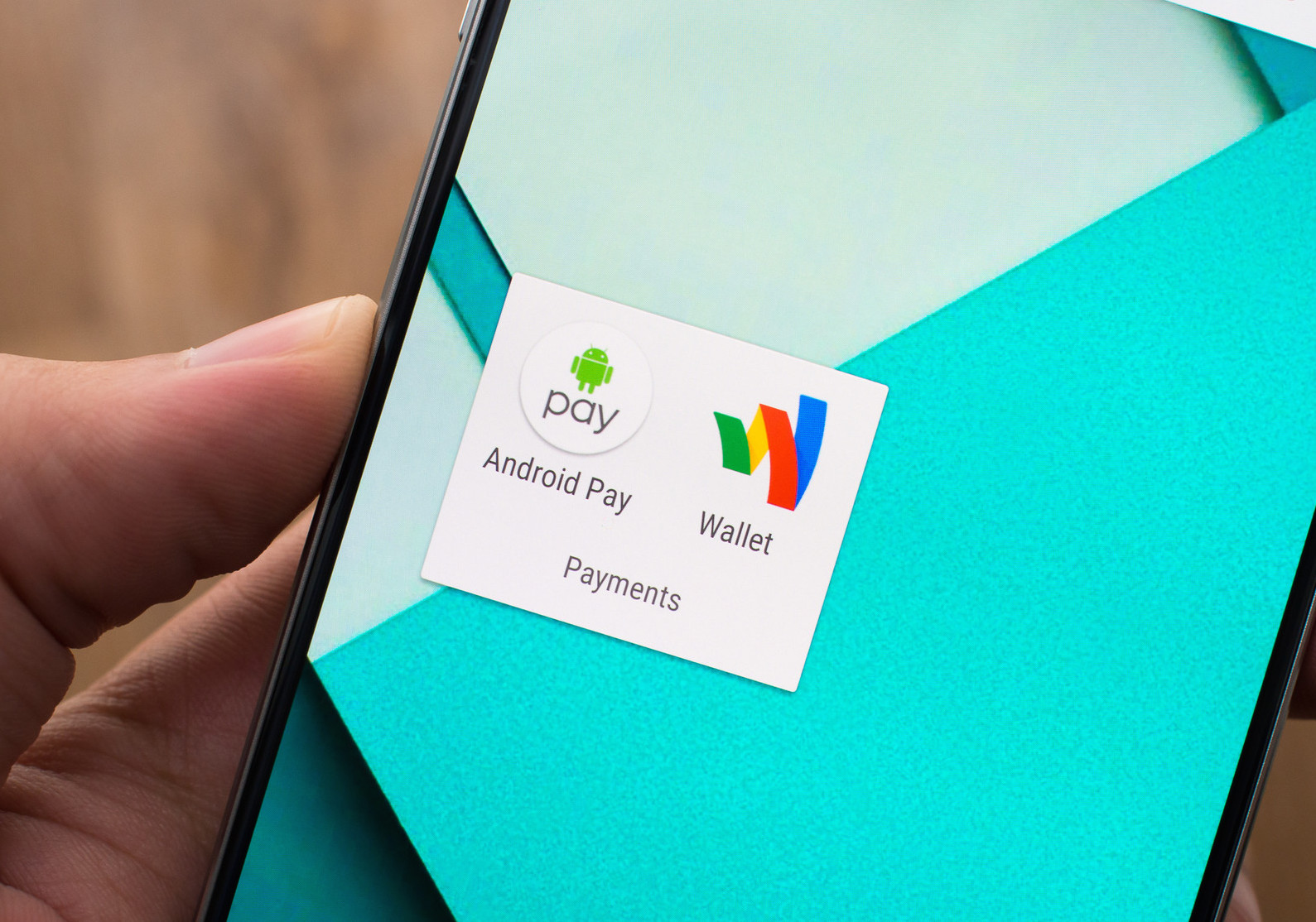 Le due applicazioni create da Google per i servizi di pagamento: Google Wallet (2011) e Android Pay