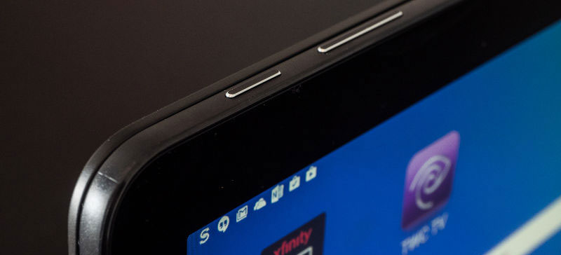 Samsung Galaxy View, la qualità costruttiva è buona, ma i materiali sembrano lasciare a desiderare. Le plastiche non trasmettono una sensazione di qualità e l'assenza di componenti in metallo fa sembrare questo prodotto alquanto "povero".