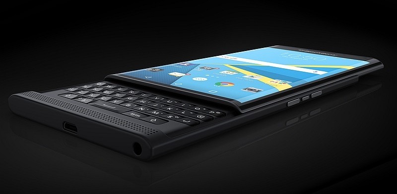 Blackberry Priv: design moderno e schermo dai bordi curvi sono le caratteristiche che balzano maggiormente all'occhio, insieme alla tastiera QWERTY estraibile.