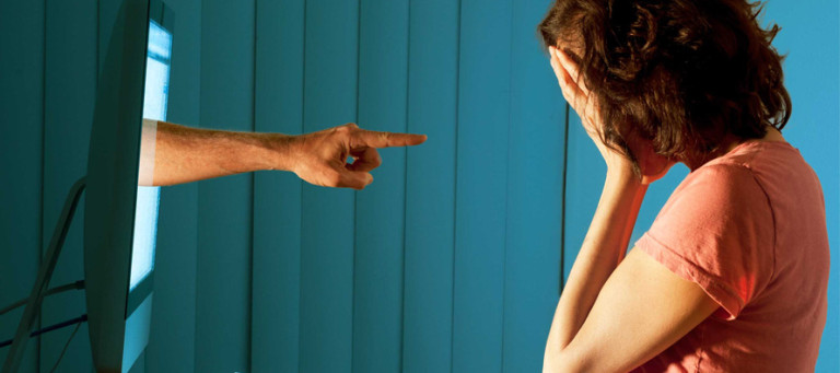 Come difendersi da un bullo virtuale: cosa fare e come reagire