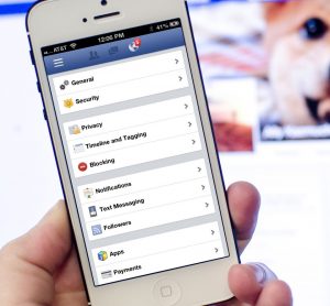 Eliminare le app Facebook è possibile anche dalle app per smartphone e tablet.