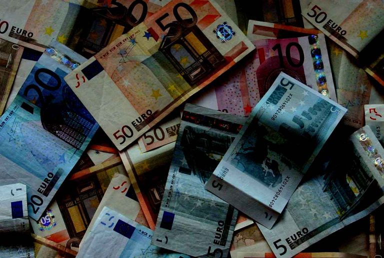 Come riciclare denaro sporco online. Così i criminali usano il web