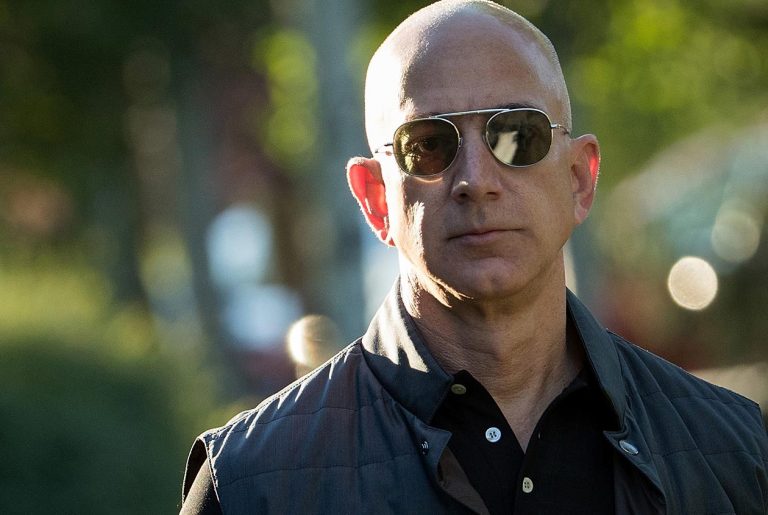 Amazon è di pelle bianca e uomo. Lotta tra i dirigenti per avere diversità tra chi comanda