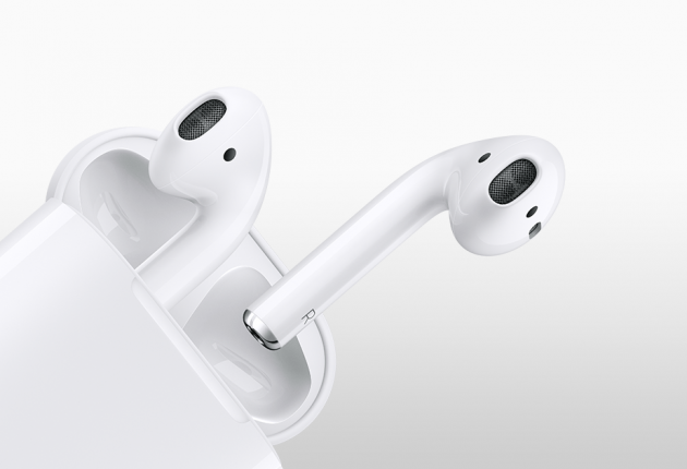 Gli Apple AirPods sono leggerissimi, maneggevoli e hanno un buon design, anche se a volte possono sembrare degli orecchini