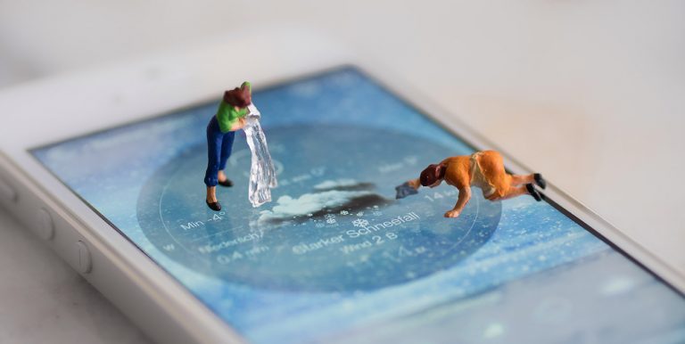 Come pulire lo smartphone e lo schermo senza rovinarlo