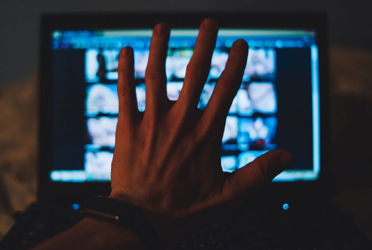 Ricatto su Facebook: cosa fare se ti hanno registrato