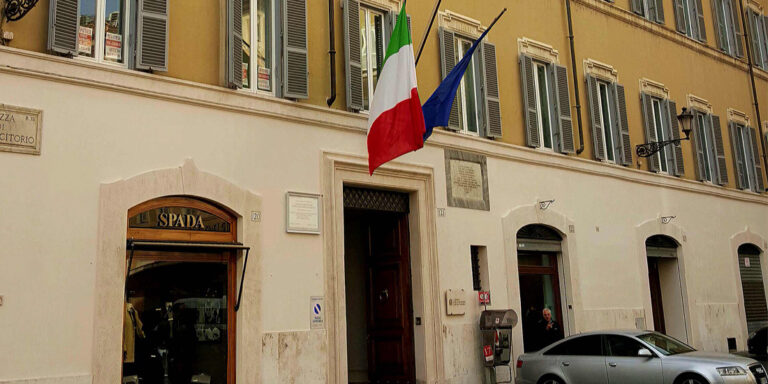 Il Garante blocca ChatGPT. Raccolta illecita di dati personali. 