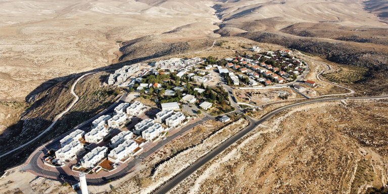 Israele occupa illegalmente con i suoi coloni? Si o no?