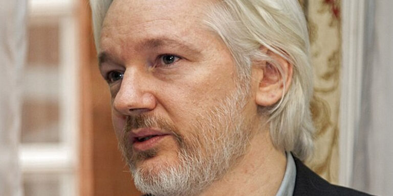 Julian Assange si dichiara colpevole: il fondatore di WikiLeaks tornerà in Australia
