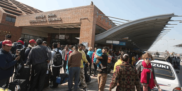 Nepal nel caos: centinaia di persone affollano l’aeroporto per fuggire mentre il governo vacilla Nepal nel caos: centinaia di persone affollano l’aeroporto per fuggire mentre il governo vacilla