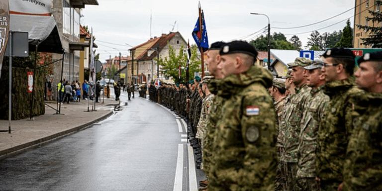Tusk annuncia piano di ammodernamento delle forze armate dopo l’incursione dei droni russi Tusk annuncia piano di ammodernamento delle forze armate dopo l’incursione dei droni russi