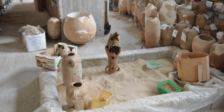 Migliaia di reperti archeologici di Gaza salvati dai bombardamenti grazie a una missione d’emergenza